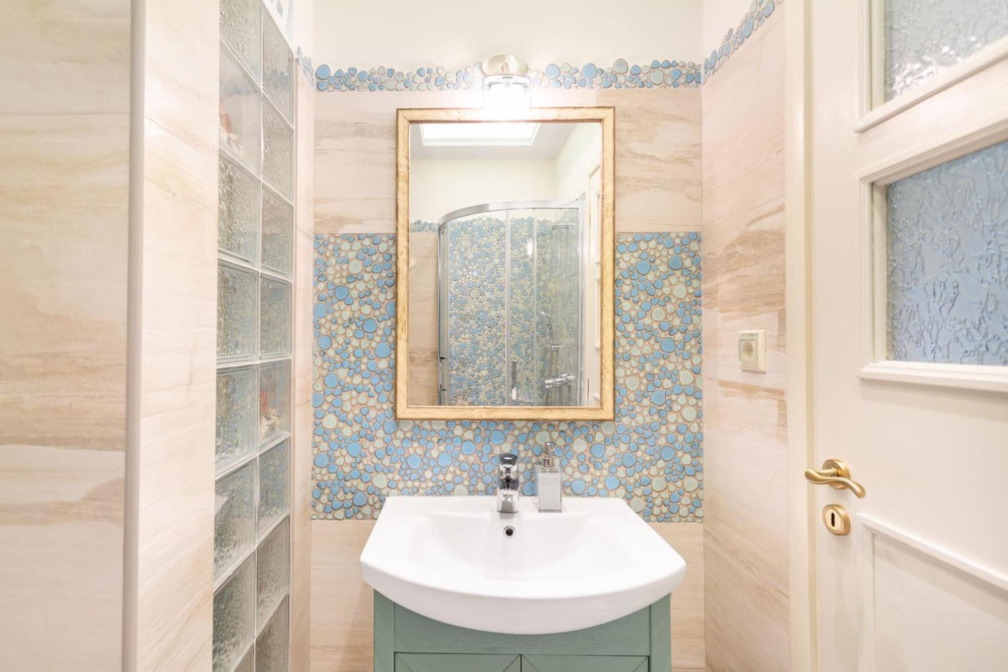 Bright, Calming Retreat With A Balcony Near Metro! Apartment Athena Bagian luar foto
