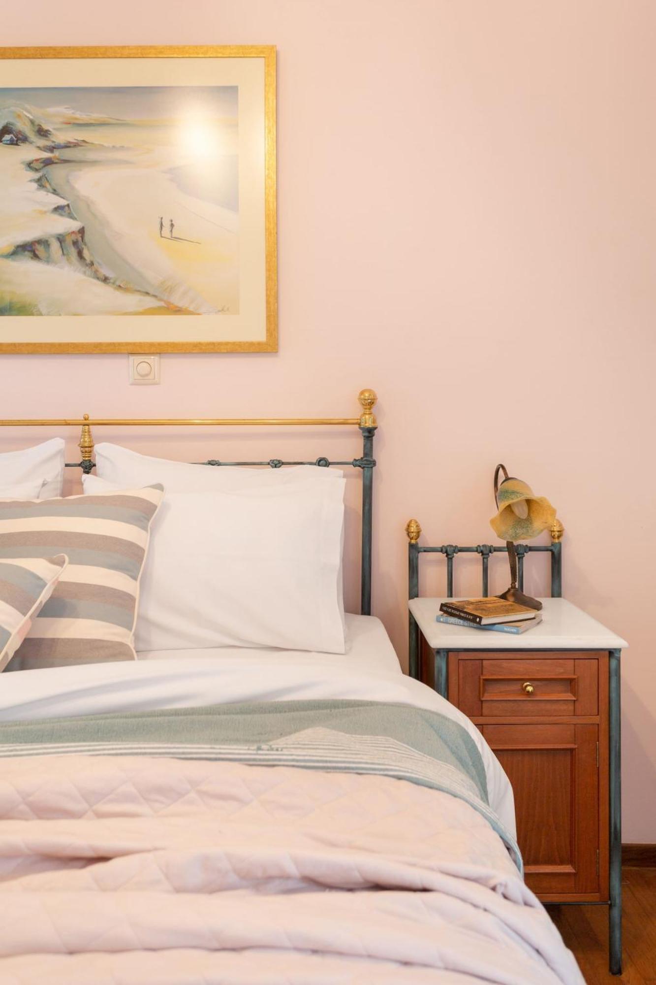 Bright, Calming Retreat With A Balcony Near Metro! Apartment Athena Bagian luar foto