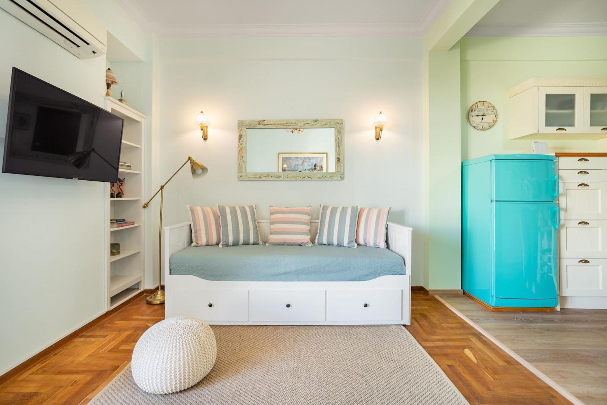 Bright, Calming Retreat With A Balcony Near Metro! Apartment Athena Bagian luar foto