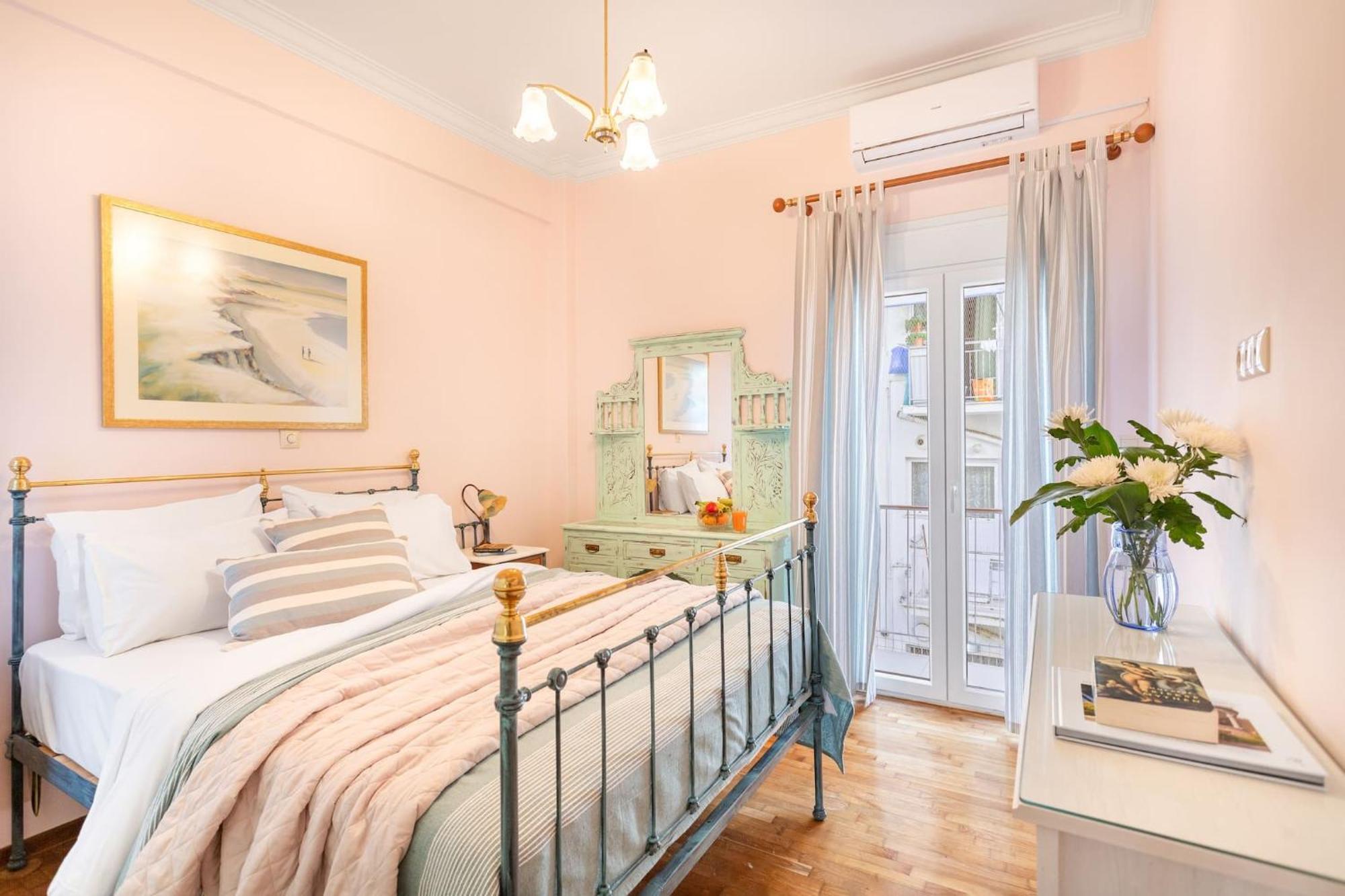 Bright, Calming Retreat With A Balcony Near Metro! Apartment Athena Bagian luar foto
